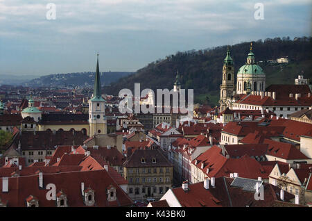 Blick über Malá Strana und der Hügel von Petřín vom Schloss, Prag, Tschechische Republik Stockfoto