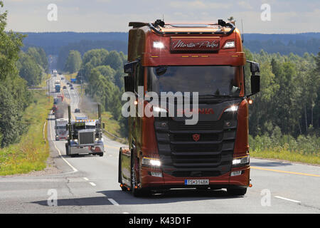 IKAALINEN, Finnland - 10 AUGUST 2017: Schöne Nächste Generation Scania S580 von Martin Pakos blinkt Fernlicht kurzzeitig während der Teil in der Lkw nimmt c Stockfoto