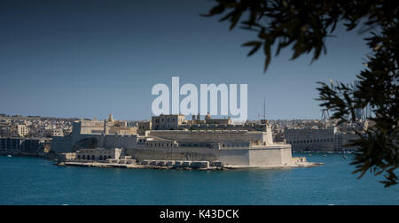 Blick auf Fort St. Angelo, Portomaso, Malta von der oberen Barrakka Gärten in Valletta, Malta - mit Blick auf den Grand Harbour Stockfoto