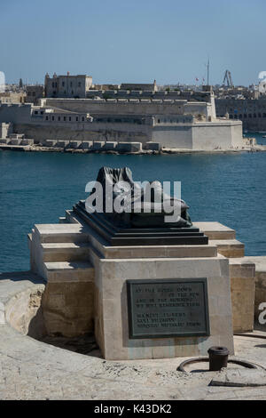 Blick vom Krieg Belagerung Memorial, Valletta, über Eingang zum Grand Harbour in Valletta, Malta in Richtung Fort St. Angelo, Cienfuegos. Stockfoto