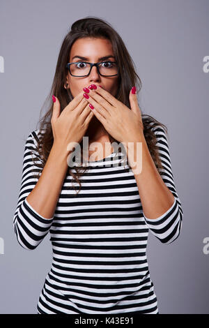 Schockiert Mädchen mit der Hand auf den Mund, Stockfoto