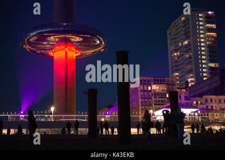 Nachtansicht der British Airways i360 Es ist die Welthöchste bewegen Aussichtsturm auf der Strandpromenade in Brighton. Credit: Terry Applin Stockfoto