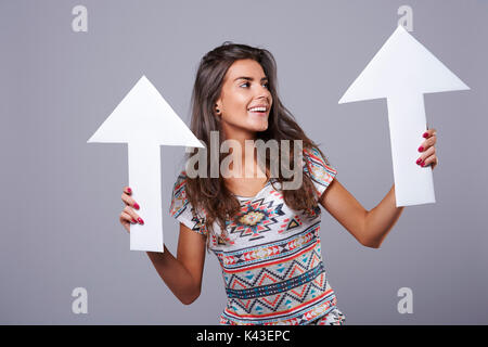 Dieses bezaubernde Mädchen zeigt Ihnen die Richtung Stockfoto