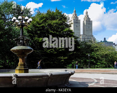 Cherry Hill Brunnen im Central Park mit Blick auf die Türme von San Remo Apartments, Manhattan, New York, USA Stockfoto