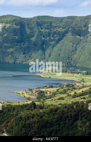 Über Lagoa Azul zwischen Bäumen, Sao Miguel, Azoren Stockfoto