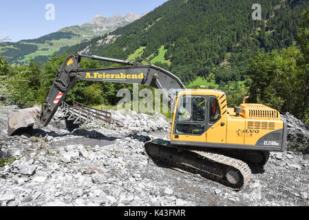 Engelberg, Schweiz - 30. Juli 2017: Digger, ordnet ein Bett eines Flusses nach einem Erdrutsch in Engelberg in den Schweizer Alpen Stockfoto