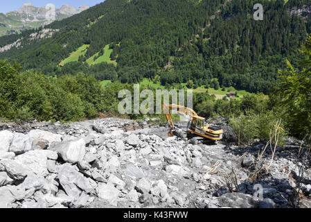 Engelberg, Schweiz - 30. Juli 2017: Digger, ordnet ein Bett eines Flusses nach einem Erdrutsch in Engelberg in den Schweizer Alpen Stockfoto