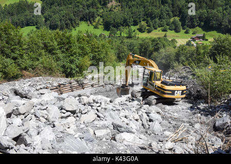 Engelberg, Schweiz - 30. Juli 2017: Digger, ordnet ein Bett eines Flusses nach einem Erdrutsch in Engelberg in den Schweizer Alpen Stockfoto