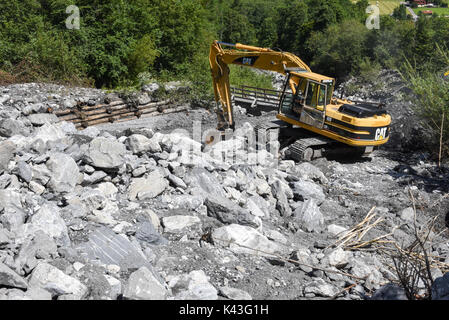 Engelberg, Schweiz - 30. Juli 2017: Digger, ordnet ein Bett eines Flusses nach einem Erdrutsch in Engelberg in den Schweizer Alpen Stockfoto