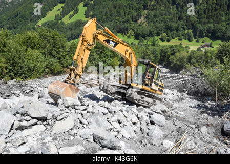 Engelberg, Schweiz - 30. Juli 2017: Digger, ordnet ein Bett eines Flusses nach einem Erdrutsch in Engelberg in den Schweizer Alpen Stockfoto
