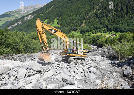 Engelberg, Schweiz - 30. Juli 2017: Digger, ordnet ein Bett eines Flusses nach einem Erdrutsch in Engelberg in den Schweizer Alpen Stockfoto