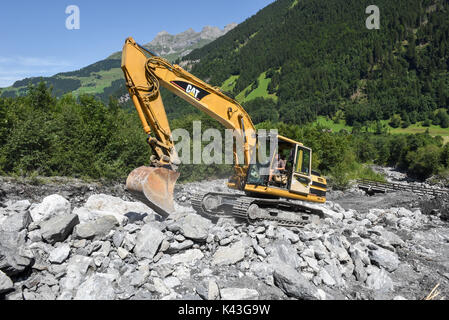 Engelberg, Schweiz - 30. Juli 2017: Digger, ordnet ein Bett eines Flusses nach einem Erdrutsch in Engelberg in den Schweizer Alpen Stockfoto