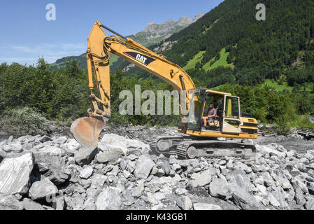 Engelberg, Schweiz - 30. Juli 2017: Digger, ordnet ein Bett eines Flusses nach einem Erdrutsch in Engelberg in den Schweizer Alpen Stockfoto