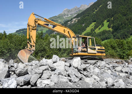 Engelberg, Schweiz - 30. Juli 2017: Digger, ordnet ein Bett eines Flusses nach einem Erdrutsch in Engelberg in den Schweizer Alpen Stockfoto