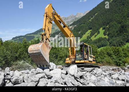 Engelberg, Schweiz - 30. Juli 2017: Digger, ordnet ein Bett eines Flusses nach einem Erdrutsch in Engelberg in den Schweizer Alpen Stockfoto