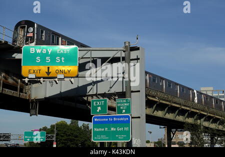 Zeichen aus der Williamsburg Bridge in Williamsburg, Brooklyn, New York am 11. Juni 2017. Stockfoto