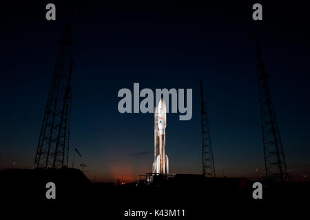 Die NASA-Raumsonde Juno und United Launch Alliance Atlas V Rakete sitzen auf den Launch Complex 41 auf Cape Canaveral Air Force Station vor ihrer Einführung zu Jupiter 4. August in Cape Canaveral, Florida, 2011. (Foto von der NASA über Planetpix) Stockfoto