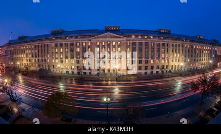 Fischaugenobjektiv, Landwirtschaftsministerium der USA South Building an der Independence Avenue in der Nacht November 26, 2013 in Washington, DC. (Foto von Lance Cheung über Planetpix) Stockfoto