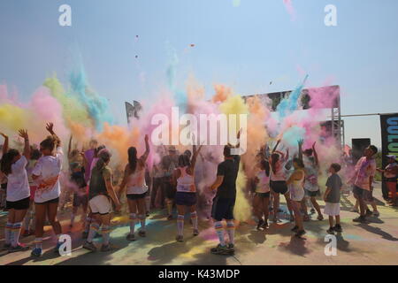 Läufer Farbe werfen Bomben in die Luft nach Abschluss der Color Me Rad 5K Marathon laufen in der Marine Corps Air Station Miramar, 22. August 2015 in San Diego, Kalifornien. (Foto durch Kimberlyn Adams über Planetpix) Stockfoto