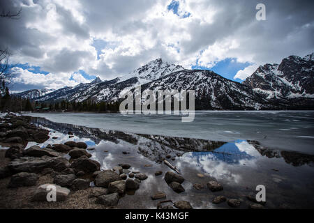 Der Schnee entlang den Jenny See schmilzt im Frühjahr vor der Teton Range Berge im Grand Teton National Park, das am 30. April 2016 in der Nähe von Jackson Hole, Wyoming. (Foto von John tobiason über Planetpix) Stockfoto