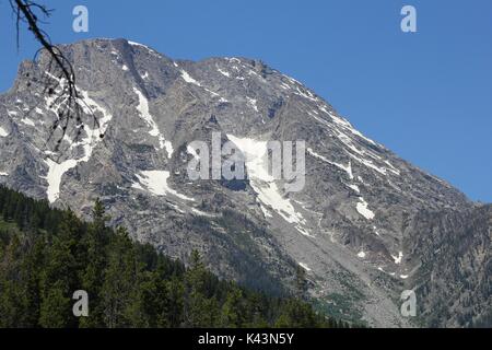 Schnee beginnt aus zu einem Rocky Mountain Peak im Grand Teton National Park Juni 23, 2016 in der Nähe von Elche, Wyoming schmelzen. (Foto von John tobiason über Planetpix) Stockfoto