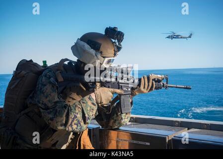 Ein U.S. Marine Corps Soldat beteiligt sich an einem Besuch, Board, Durchsuchung und Beschlagnahme bohren an Bord der U.S. Navy Henry J. Kaiser - clsas unterwegs Auffüllung öler USNS Rappahannock August 12, 2017 in die Coral Sea. (Foto von MCS 2 Sarah Villegas über Planetpix) Stockfoto