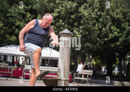 Eine sehr alte Brunnen in der Stadt von Mola Di Bari, Apulien, Italien Stockfoto