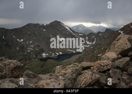 In der Nähe der Gipfel des Mount Evans, ein Blick auf den Abgrund See und Berg Bierstadt. Stockfoto