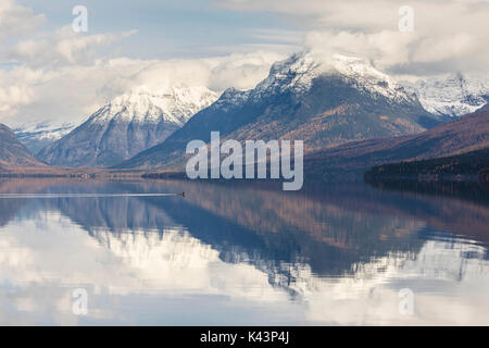 Cannon, Braun und Merganser Berge spiegeln aus Lake McDonald an den Glacier National Park 21. Oktober 2016 in der Nähe von West Glacier, Montana. (Foto von Jacob W. Frank über Planetpix) Stockfoto