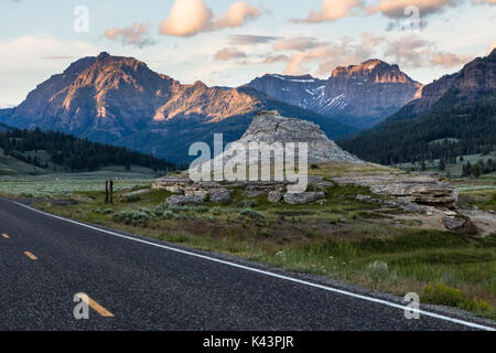 Die Straße windet sich um die Soda Butte Konus und Abjathar Höhepunkt in den Absaroka Range Berge im Yellowstone National Park 29. Juni 2017 in Park County, Wyoming. (Foto von Jacob W. Frank über Planetpix) Stockfoto