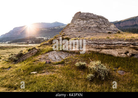 Die Sonne geht hinter den Absaroka Range Berge am Soda Butte Kegel in den Yellowstone National Park 30. Juni 2017 in Park County, Wyoming. (Foto von Jacob W. Frank über Planetpix) Stockfoto