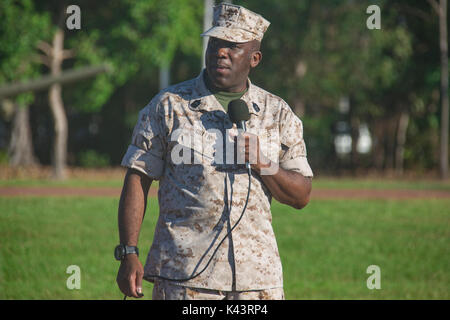 Us Marine Corps Sergeant Major Ronald Green spricht mit US-Soldaten an der Robertson Kaserne 8. August in Darwin, Australien 2017. (Foto von Samantha K. Braun über Planetpix) Stockfoto