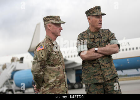 Us-Armee Platz und Raketenabwehr Befehl Stellvertretenden Kommandierenden General Tim Lawson (links) spricht mit US-amerikanischen Generalstabs Vorsitzender Joseph Dunford am Fort Greely August 19, 2017 in der Nähe von Fairbanks, Alaska. (Foto von PO1 Dominique A. Pineiro über Planetpix) Stockfoto