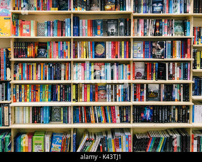 Bukarest, Rumänien - 06.Mai 2017: Eine Vielzahl von Büchern zum Verkauf in Library Book Store. Stockfoto