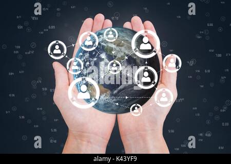 Digital composite der Hände halten ein Globus mit Anschlüssen Stockfoto