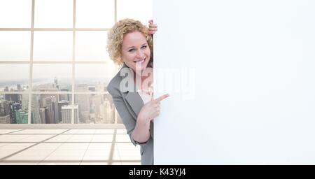 Digital composite von Happy Business woman holding eine leere Karte im Büro Stockfoto