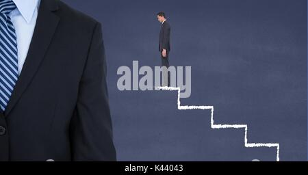 Digital composite von Small Business Mann auf der Treppe zu einem großen Geschäft Mann suchen Stockfoto