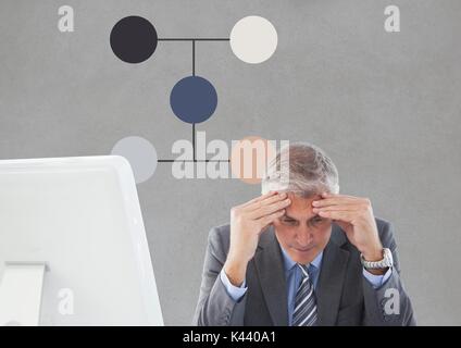 Digital composite der Geschäftsmann auf Computer mit Mind Map Stockfoto