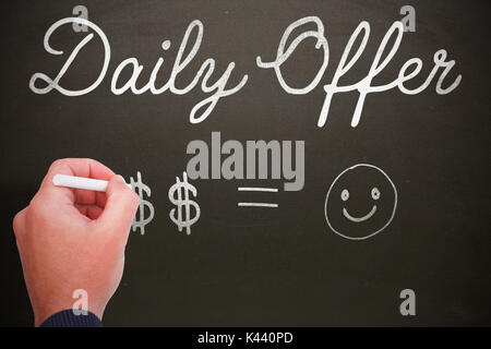 Hand schreiben mit Kreide gegen Blackboard Stockfoto
