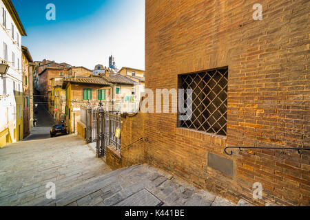 Architektonische Wunder der alten Gebäude der mittelalterlichen Stadt Siena, Toskana, Italien Stockfoto