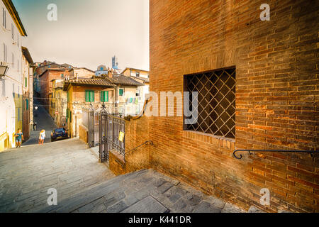 Architektonische Wunder der alten Gebäude der mittelalterlichen Stadt Siena, Toskana, Italien Stockfoto