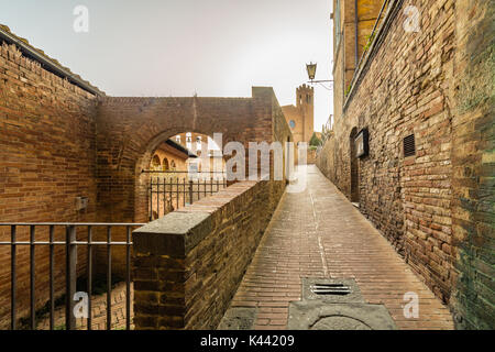 Architektonische Wunder der alten Gebäude der mittelalterlichen Stadt Siena, Toskana, Italien Stockfoto