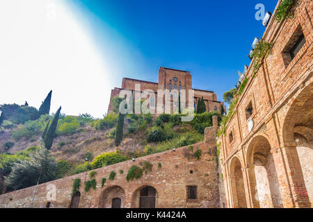 Architektonische Wunder der alten Gebäude der mittelalterlichen Stadt Siena, Toskana, Italien Stockfoto