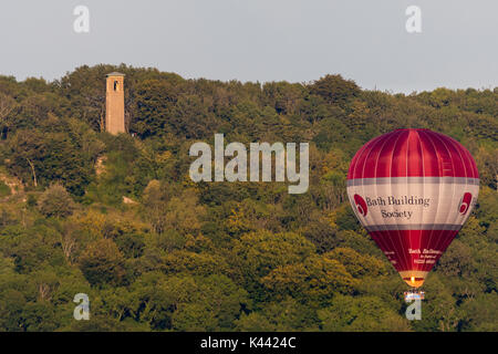 Badewanne, Großbritannien - 28 August 2017 Badewanne Building Society Heißluftballon mit Passagieren. Red Livrierten und weiße Ballons, die große Zahl von Menschen Stockfoto