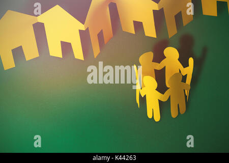 Gelbe kleine Person und Haus gegen grüner Hintergrund Stockfoto