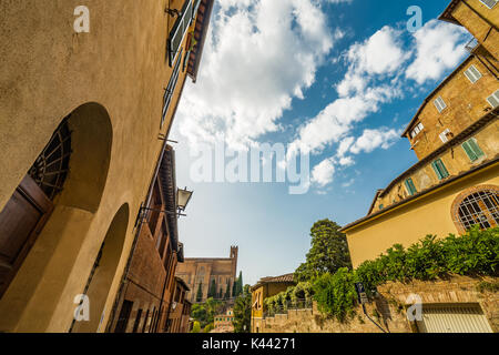 Architektonische Wunder der alten Gebäude der mittelalterlichen Stadt Siena, Toskana, Italien Stockfoto