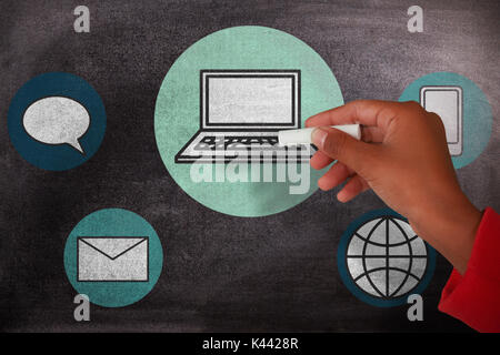 Zugeschnittenes Bild der Mädchen mit der Hand angehoben Holding Kreide auf schwarzem Hintergrund Stockfoto