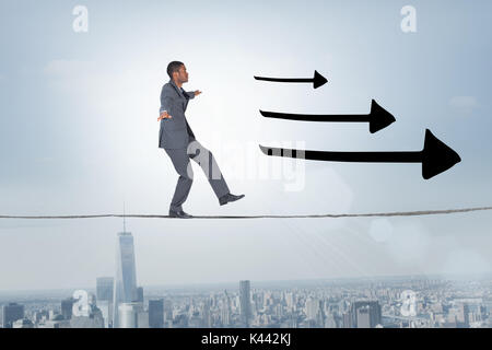 Geschäftsmann einen Spagat gegen Balkon mit Blick auf die Stadt Stockfoto