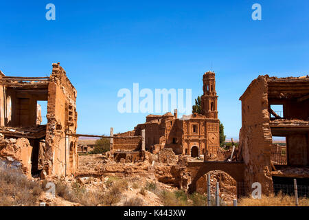 Ein Blick auf die Reste der alten Stadt von Belchite, Spanien, während des Spanischen Bürgerkriegs zerstört und dann aufgegeben, die San Martin hervorheben Stockfoto