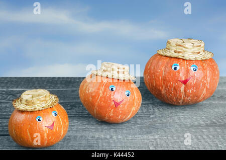 Orange Kürbis mit Augen und Hüte Reif. Stockfoto